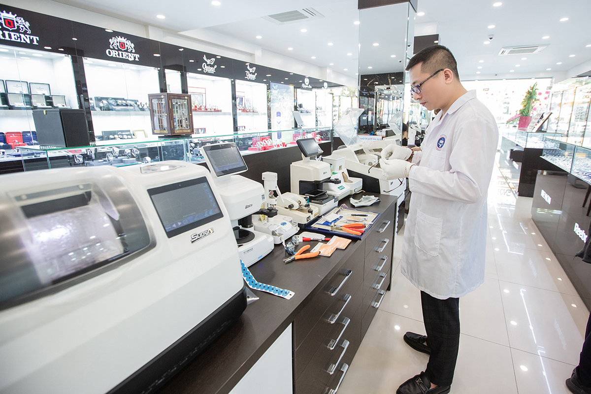 Ảnh: Showroom Quang Anh với những trang thiết bị mài lắp kính mắt hiện đại