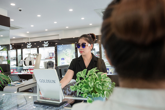 Hình ảnh: Khách hàng đến với showroom được trải nghiệm những thương hiệu kính nổi tiếng