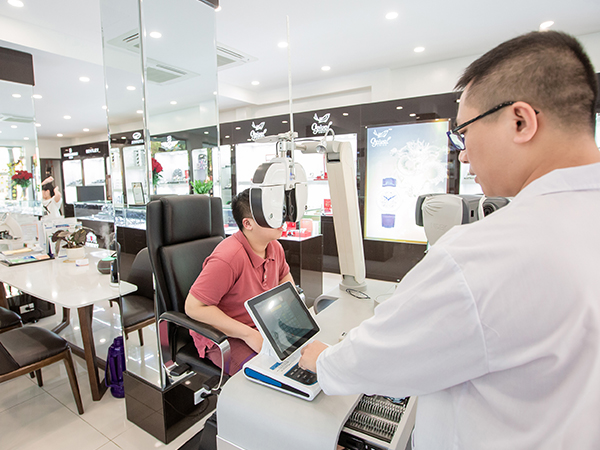 Những tiêu chí quyết định giá kính thể thao