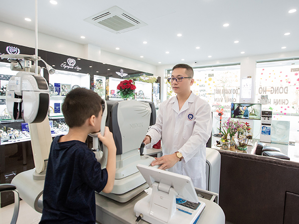 Đừng coi thường việc nháy mắt thái quá trên trẻ em