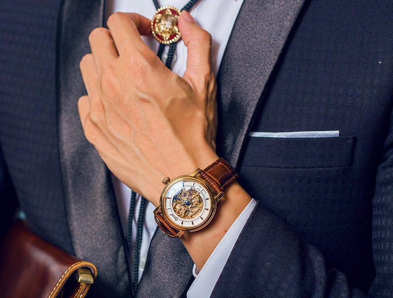 Ảnh: Người đàn ông khi đeo đồng hồ trở lên lịch lãm