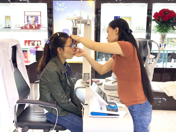 Đeo kính cận có làm cho mắt lòi ra không ?