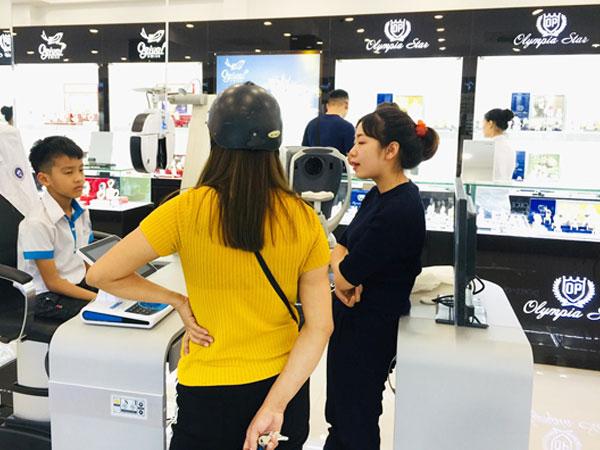 Cẩn trọng khi cho con đeo kính