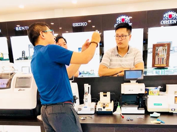 Thủng giác mạc vì dùng điện thoại với độ sáng màn hình tối đa
