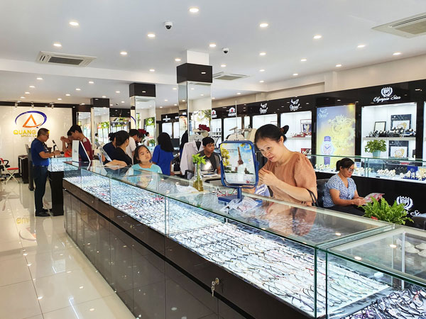 Loạn thị có phải đeo kính không ?