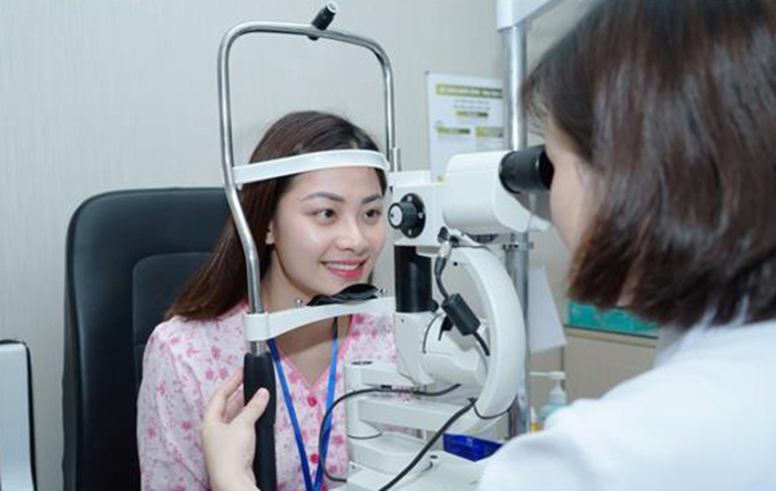 Hình ảnh: Bác sĩ đang kiểm tra mắt
